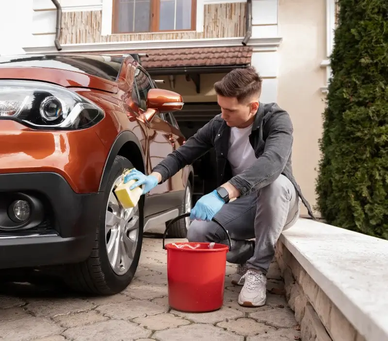 Lavage auto à domicile La Valla-en-Gier : professionnel intervenant sur un véhicule